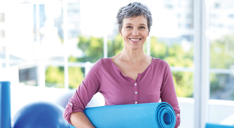 Donna libera sulla spiaggia — trattamento laser RenovaLase® e ProlapLase® per atrofia vaginale e prolasso